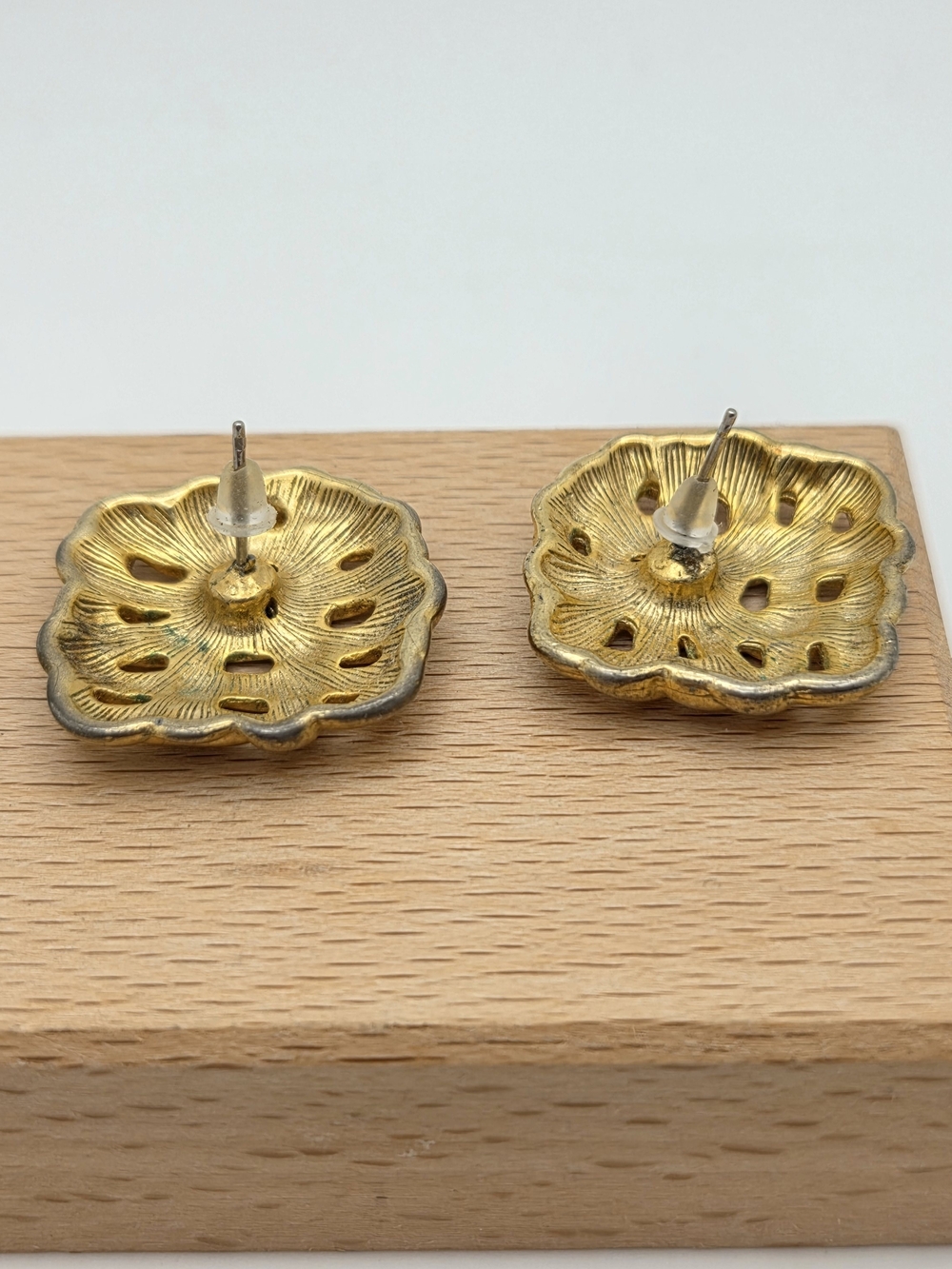 Vintage Gold Tone Woven Basketweave Square Post Earrings 1" - Picture 3 of 11